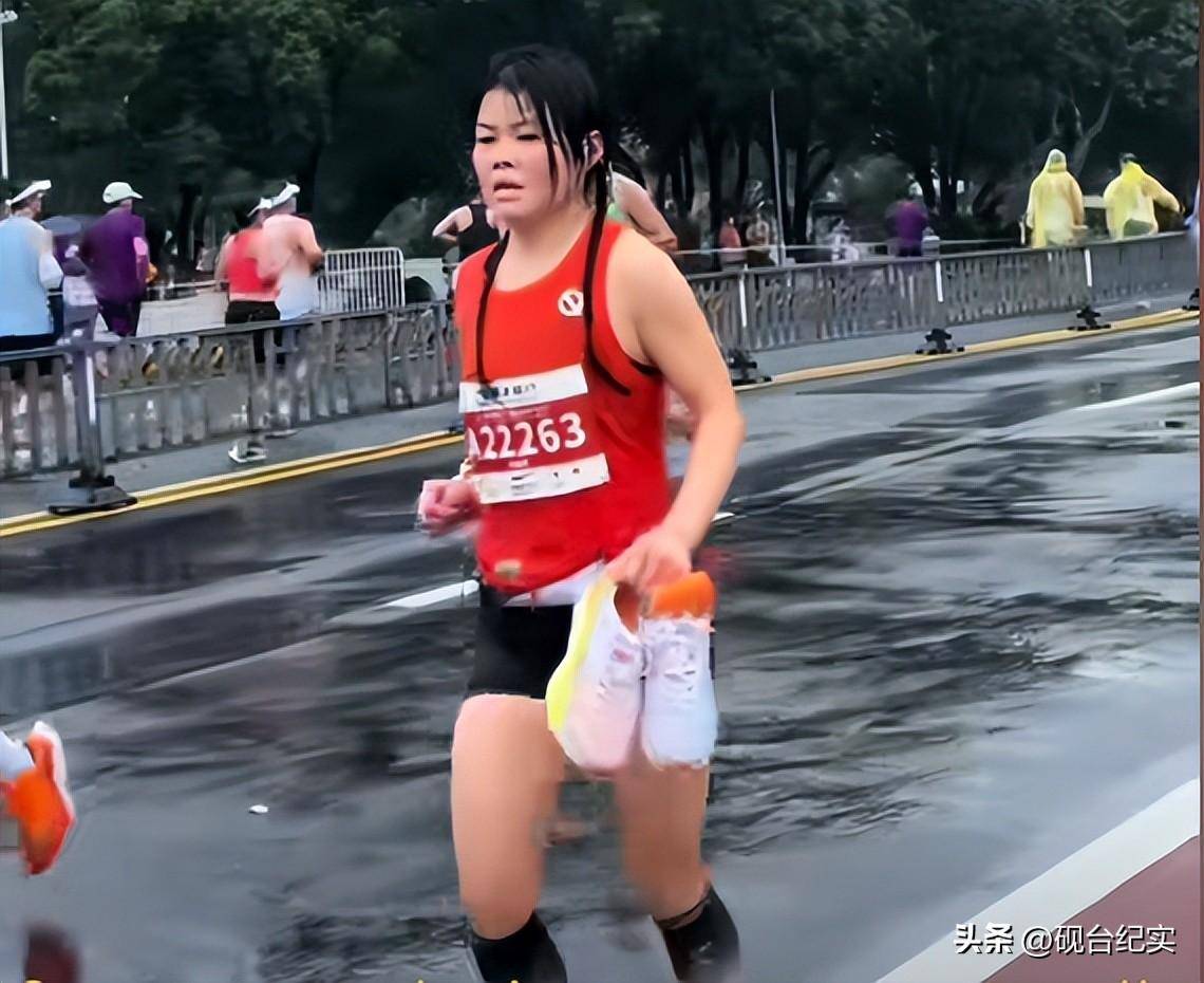 底赤脚完赛后痛哭客服回应惹怒网友球王会入口美女穿特步跑全马鞋子掉(图4)