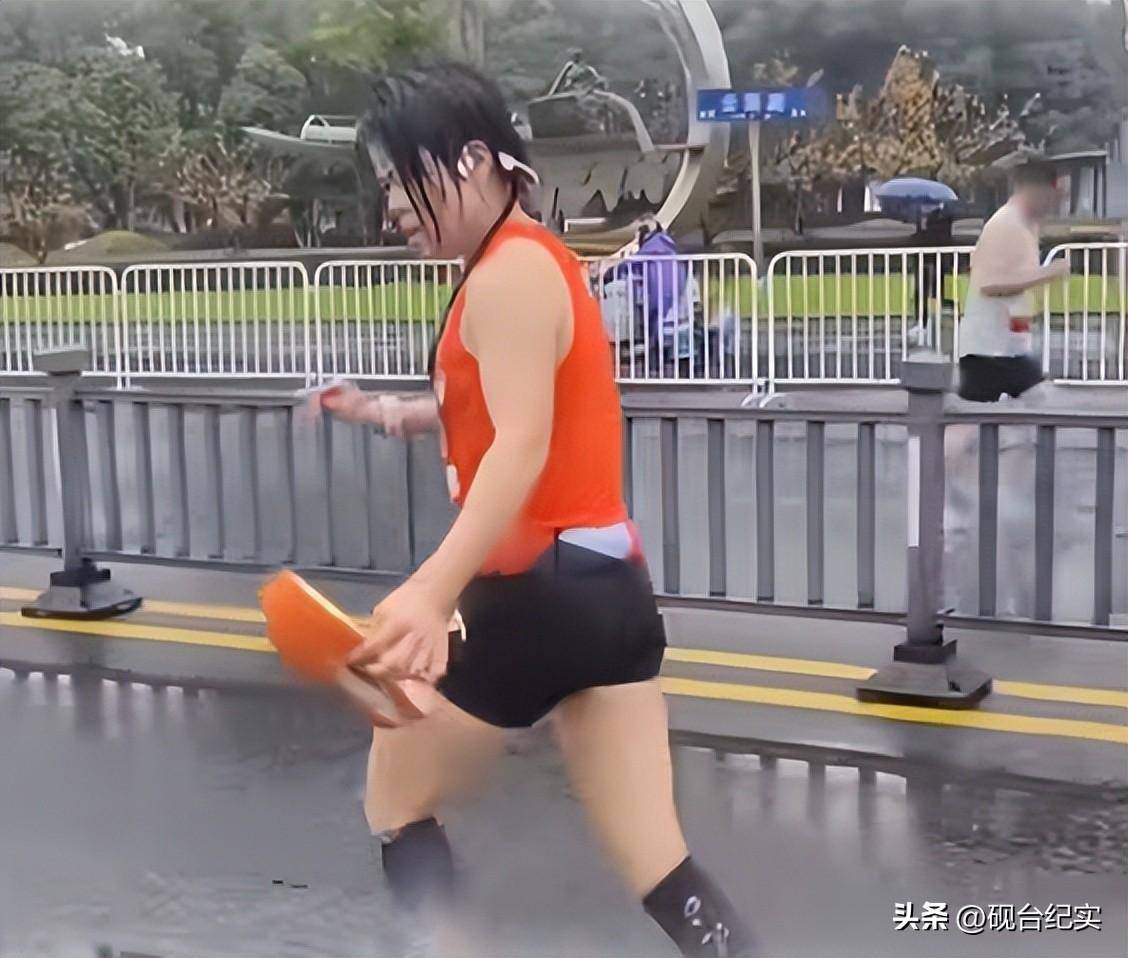 底赤脚完赛后痛哭客服回应惹怒网友球王会入口美女穿特步跑全马鞋子掉(图6)