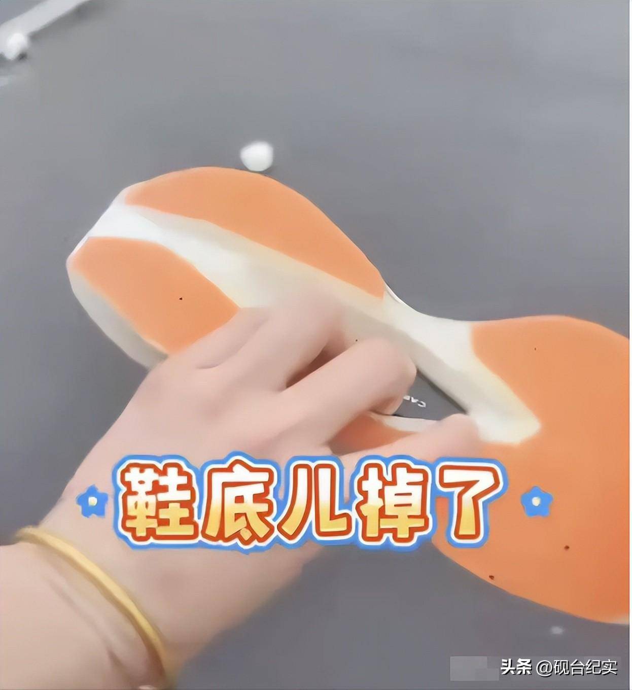 底赤脚完赛后痛哭客服回应惹怒网友球王会入口美女穿特步跑全马鞋子掉(图11)