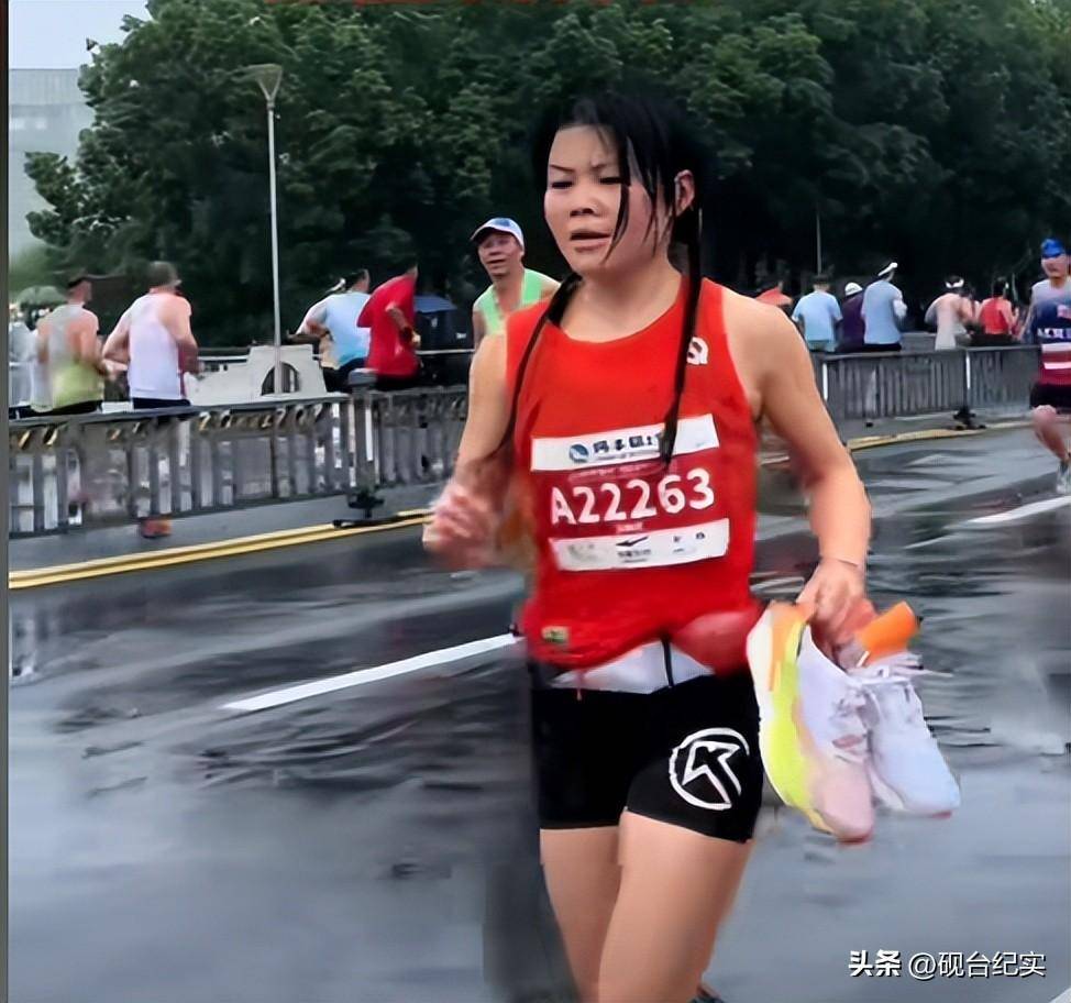 底赤脚完赛后痛哭客服回应惹怒网友球王会入口美女穿特步跑全马鞋子掉(图14)