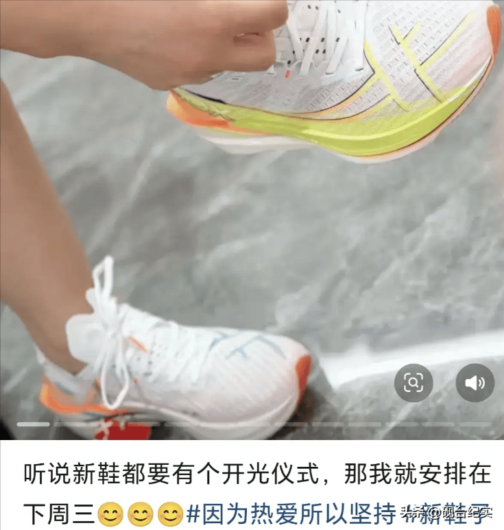 底赤脚完赛后痛哭客服回应惹怒网友球王会入口美女穿特步跑全马鞋子掉(图15)