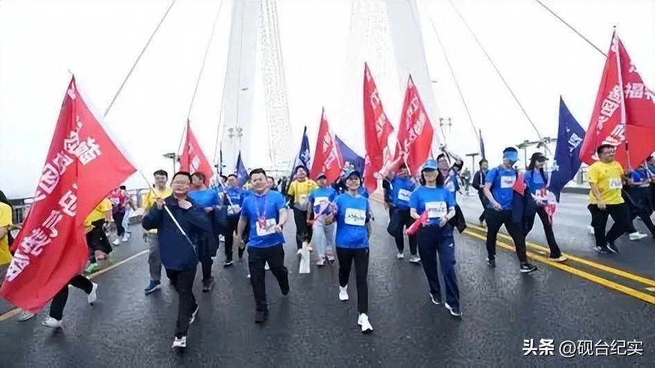 底赤脚完赛后痛哭客服回应惹怒网友球王会入口美女穿特步跑全马鞋子掉(图16)