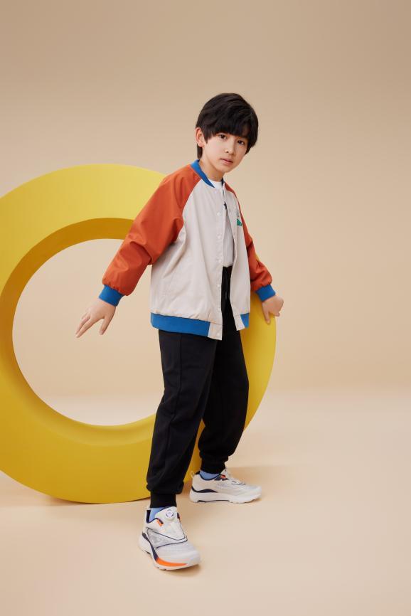 趋势功能性儿童运动鞋成“刚需”球王会体育热爱运动人群呈上涨(图1)