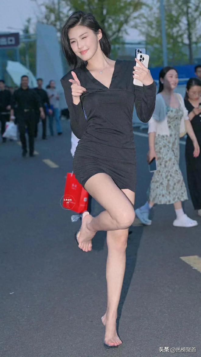 鞋搭配黑色百褶短裙一件修身半袖10厘米的透明尖头细跟水晶凉(图6)