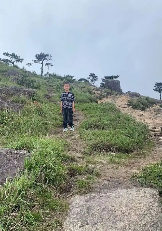 24小时 黄金救援期多方紧急搜救中福建8岁男童1800米山顶失联超(图3)
